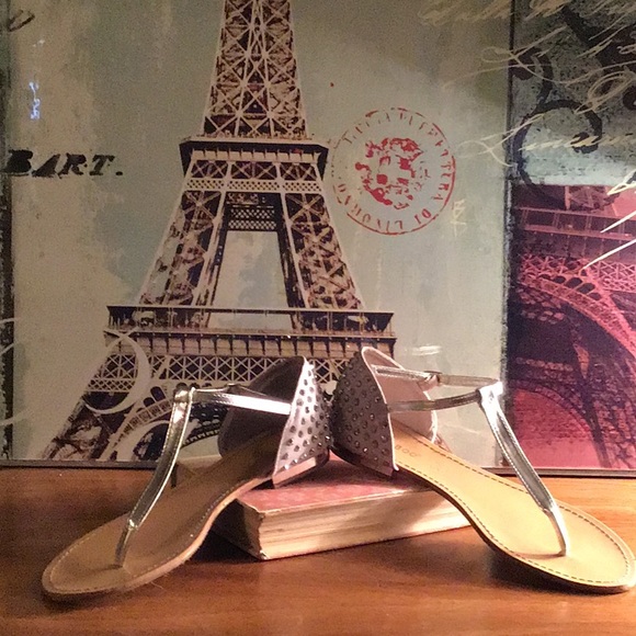 Bamboo Silver T-strap Sandals - Picture 9 of 9